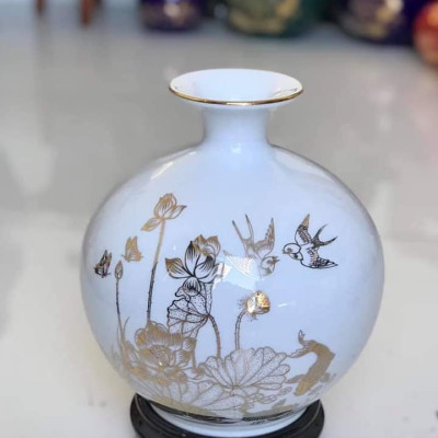 Bình hút tài lộc phong thủy Sen vàng phú quý vẽ vàng 24k, gốm sứ Bát Tràng cao cấp (H26xD24cm)