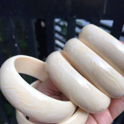 VÒNG TAY NAM GIẢ NGÀ HAY GỌI LÀ XƯƠNG MỸ NGHỆ BẢN VÂN TRƠN  SIZE VÒNG 60mm x cao 20mm x dầy 13mm  NAM 53KG - 60KG ĐEO ĐẸP Ạ