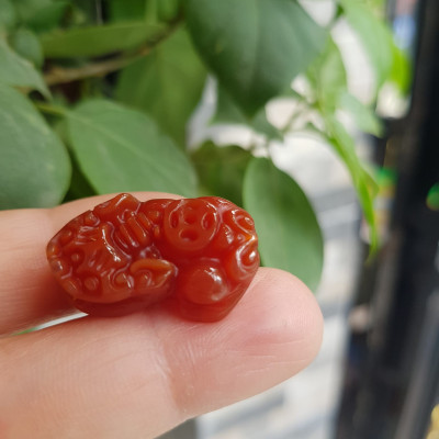 Tỳ hưu đỏ phối vòng tay nữ 8- 12ly Chất liệu đá mã não đỏ đỏ cam nhẹ ạ Kích thước dài 25mm x ngang16mm x cao 8mm anh chị phối vòng tay lên hạt nhỏ vừa size nam nữ ạ