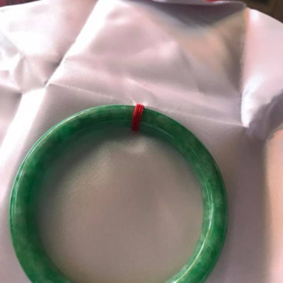 CHIẾC VÒNG ĐÁ CẨM THẠCH XANH ĐẬU A 53MM MÀU XANH BÔNG TRẮNG NỮ 51KG ĐẾN 60KG Ạ