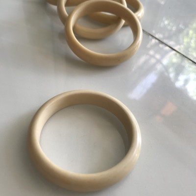 Vòng Tay Nữ Giả Ngà hay gọi là Xương Mỹ Nghệ Bản hẹ màu trắng Ni 53mm Cao 11mm các Chị đeo tay nhỏ 45kg - 53kg đeo ạ