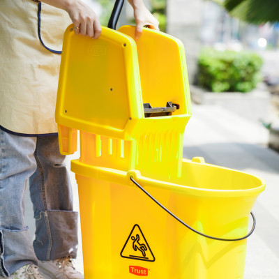 Bộ lau nhà đa năng bằng nhựa GRANDMAID 33L HORECA TRUST mã 5228YE