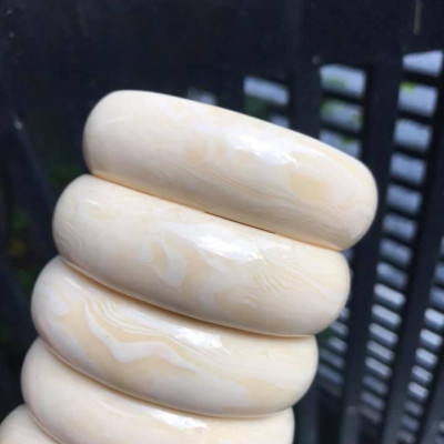 VÒNG TAY NAM GIẢ NGÀ HAY GỌI LÀ XƯƠNG MỸ NGHỆ BẢN VÂN TRƠN  SIZE VÒNG 60mm x cao 20mm x dầy 13mm  NAM 53KG - 60KG ĐEO ĐẸP Ạ