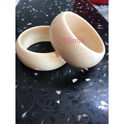 Vòng Nam Mới Giả Ngà hay Xương Mỹ Nghệ Bản Hẹ to Ni 65mm cao 29mm dầy 13mm Nam Tay vừa 62kg - 75kg đeo rẻ đẹp ạ