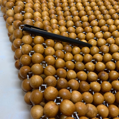 Đệm Lót Khoác Vai Ghế Xe Ô Tô Hạt Gỗ Pơ Mu Cao Cấp Hạt 1.8cm ( hình thật )