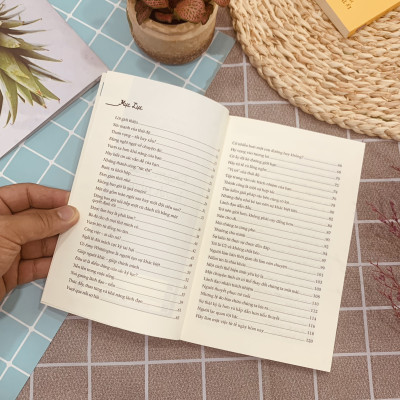 Sách Chạm Vào Hạnh Phúc: 100 Câu Chuyện Khiến Bạn Mỉm Cười Mỗi Ngày