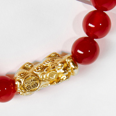 Vòng tay đá mã não đỏ charm tỳ hưu bọc vàng 24k Ngọc Quý Gemstones