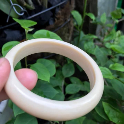 VÒNG TRẮNG NI 54MM x Bản Cao 12mm x Dầy 8mm . VÒNG TAY NỮ ĐEO MÀU TRẮNG GIẢ NGÀ HAY GỌI LÀ XƯƠNG MỸ NGHỆ SIZE 54MM x Bản Cao 12mm x Dầy 8mm NẶNG 50KG - 57KG ĐEO Ạ