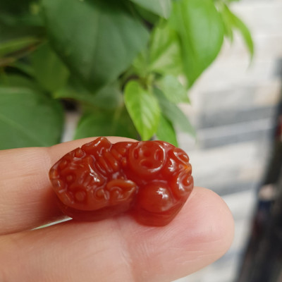 Tỳ hưu đỏ phối vòng tay nữ 8- 12ly Chất liệu đá mã não đỏ đỏ cam nhẹ ạ Kích thước dài 25mm x ngang16mm x cao 8mm anh chị phối vòng tay lên hạt nhỏ vừa size nam nữ ạ