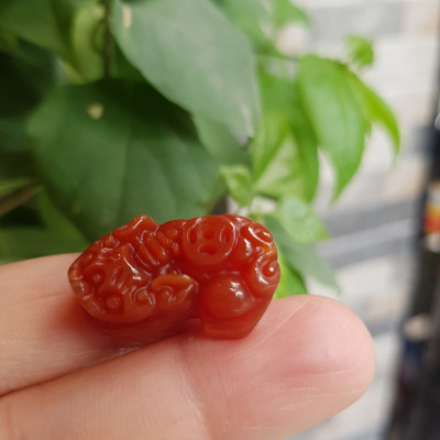 Tỳ hưu đỏ phối vòng tay nữ 8- 12ly Chất liệu đá mã não đỏ đỏ cam nhẹ ạ Kích thước dài 25mm x ngang16mm x cao 8mm anh chị phối vòng tay lên hạt nhỏ vừa size nam nữ ạ