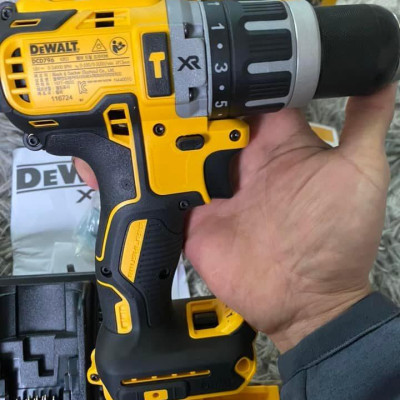 MÁY KHOAN PIN CẦM TAY 18V DEWALT DCD796D2- HÀNG CHÍNH HÃNG