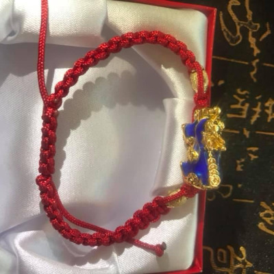 CHIẾC VÒNG TAY MAY MẮN TỲ HƯU ĐỔI MÀU DÂY ĐỎ 1 CON NỮ HAY NAM ĐEO ĐƯỢC HẾT TỪ MÀU XANH DƯƠNG THÀNH XANH LỤC TÍM NHẸ KHI TIẾP XÚC VỚI NƯỚC LẠNH