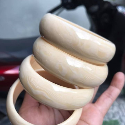 VÒNG TAY NAM GIẢ NGÀ HAY GỌI LÀ XƯƠNG MỸ NGHỆ BẢN VÂN TRƠN  SIZE VÒNG 60mm x cao 20mm x dầy 13mm  NAM 53KG - 60KG ĐEO ĐẸP Ạ