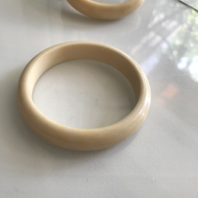 Vòng Tay Nữ Giả Ngà hay gọi là Xương Mỹ Nghệ Bản hẹ màu trắng Ni 53mm Cao 11mm các Chị đeo tay nhỏ 45kg - 53kg đeo ạ