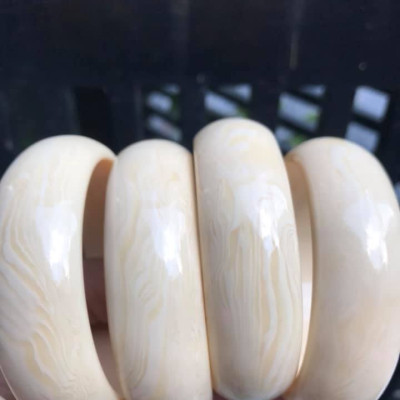 VÒNG TAY NAM GIẢ NGÀ HAY GỌI LÀ XƯƠNG MỸ NGHỆ BẢN VÂN TRƠN  SIZE VÒNG 60mm x cao 20mm x dầy 13mm  NAM 53KG - 60KG ĐEO ĐẸP Ạ