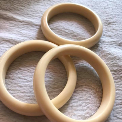 VÒNG TRẮNG NI 54MM x Bản Cao 12mm x Dầy 8mm . VÒNG TAY NỮ ĐEO MÀU TRẮNG GIẢ NGÀ HAY GỌI LÀ XƯƠNG MỸ NGHỆ SIZE 54MM x Bản Cao 12mm x Dầy 8mm NẶNG 50KG - 57KG ĐEO Ạ