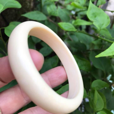 VÒNG TRẮNG NI 54MM x Bản Cao 12mm x Dầy 8mm . VÒNG TAY NỮ ĐEO MÀU TRẮNG GIẢ NGÀ HAY GỌI LÀ XƯƠNG MỸ NGHỆ SIZE 54MM x Bản Cao 12mm x Dầy 8mm NẶNG 50KG - 57KG ĐEO Ạ