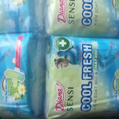 1 Gói Băng Vệ Sinh Diana Sensi Cool Fresh Chiết Xuất Hoa Cúc Mát Diệu Siêu Mỏng Cánh 8 Miếng/Gói- Date luôn mới