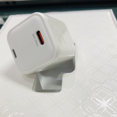 Củ Wiwu Fast Charger P016 cho mọi loại Smart Phone cao cấp trên thị trường có tích hợp sạc nhanh 20W - Hàng chính hãng