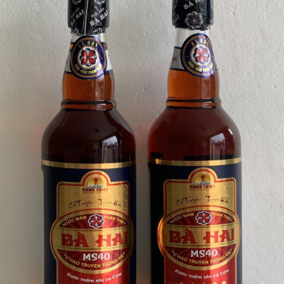 Xách 2 Chai Nước Mắm Nhĩ Cá Cơm Bà Hai MS40 ( 2 x 500ml )