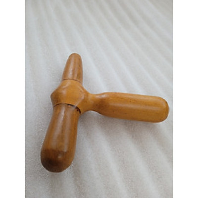 Dụng cụ massage N H home bằng gỗ thơm hình cái búa.