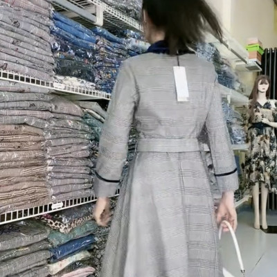 Đầm A kèm belt với cổ búp bê xinh xắn.