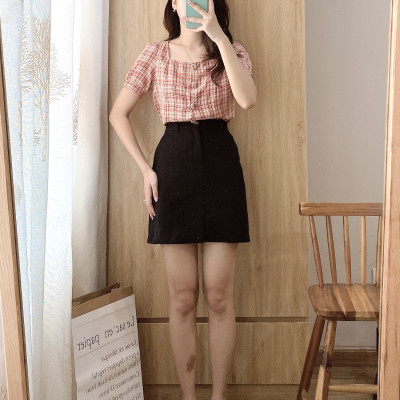 Áo kẻ cổ vuông nữ thêu khuy icon travel màu kẻ đỏ Burny A3002312KD