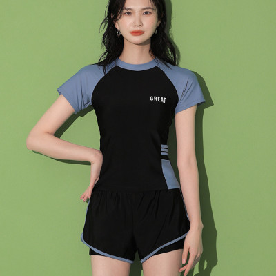 Bộ đồ bơi nữ gồm quần đùi và áo ngắn tay trẻ trung, năng động