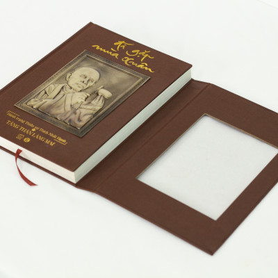 (Ấn bản đặc biệt giới hạn 114c - Tranh đồng khắc hình Thiền sư Thích Nhất Hạnh) ĐI GẶP MÙA XUÂN - Tăng thân Làng Mai - Thái Hà Books