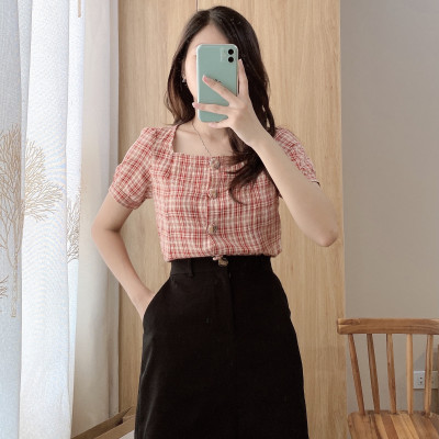 Áo kẻ cổ vuông nữ thêu khuy icon travel màu kẻ đỏ Burny A3002312KD