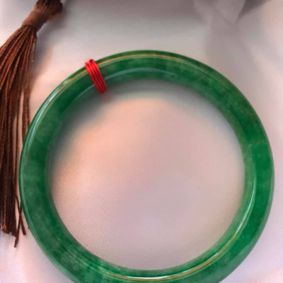 CHIẾC VÒNG TAY ĐÁ CẨM THẠCH ĐẬU LÝ SIZE 54MM MÀU  XANH LÁ BÔNG ĐẸP ĐẸP Ạ NỮ CÂN NẶNG TẦM 52KG - 62KG 