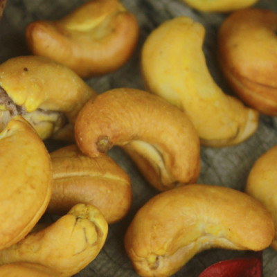 Combo Hạt Điều Rang Muối Tách Vỏ Lụa Hải Long (250g) + Mãng Cầu Sấy Dẻo Hải Long (120g)